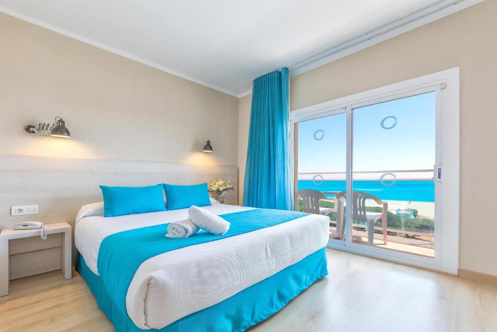A bed or beds in a room at ALEGRIA Maripins