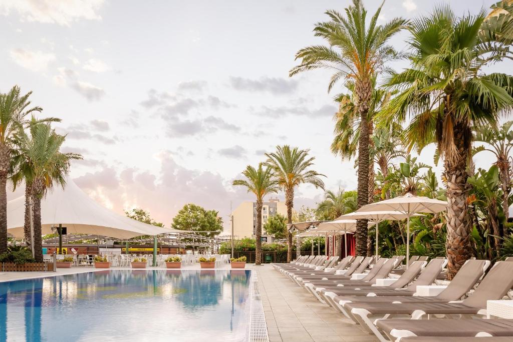 The swimming pool at or close to ALEGRIA Caprici Verd