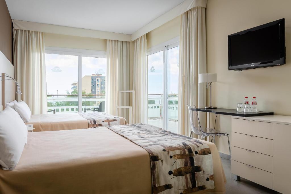 A bed or beds in a room at ALEGRIA Caprici Verd