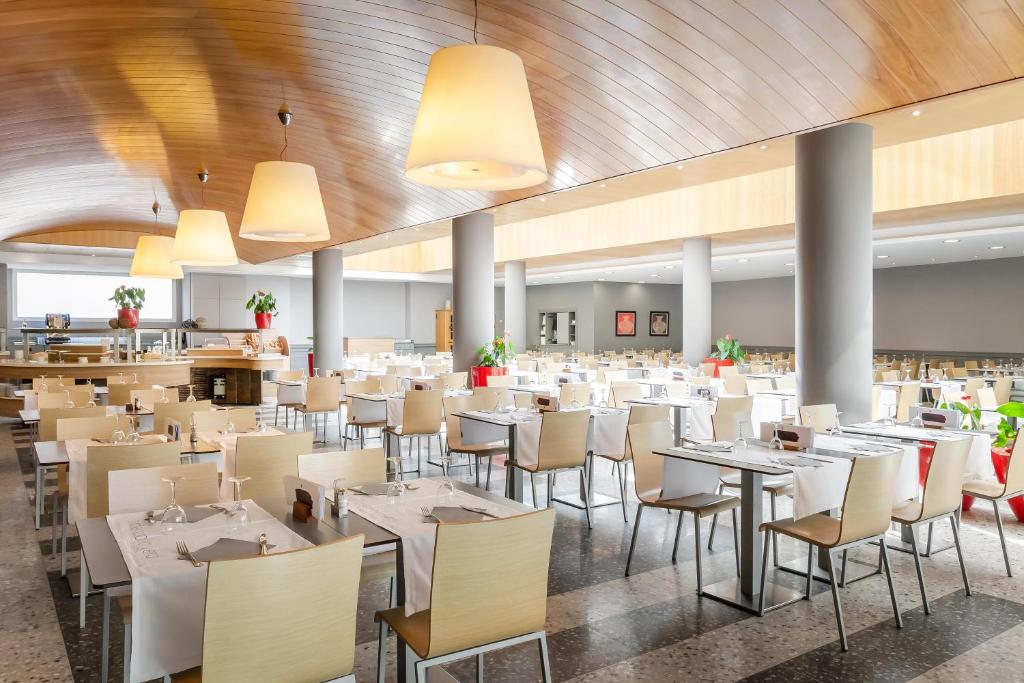 A restaurant or other place to eat at ALEGRIA Caprici Verd
