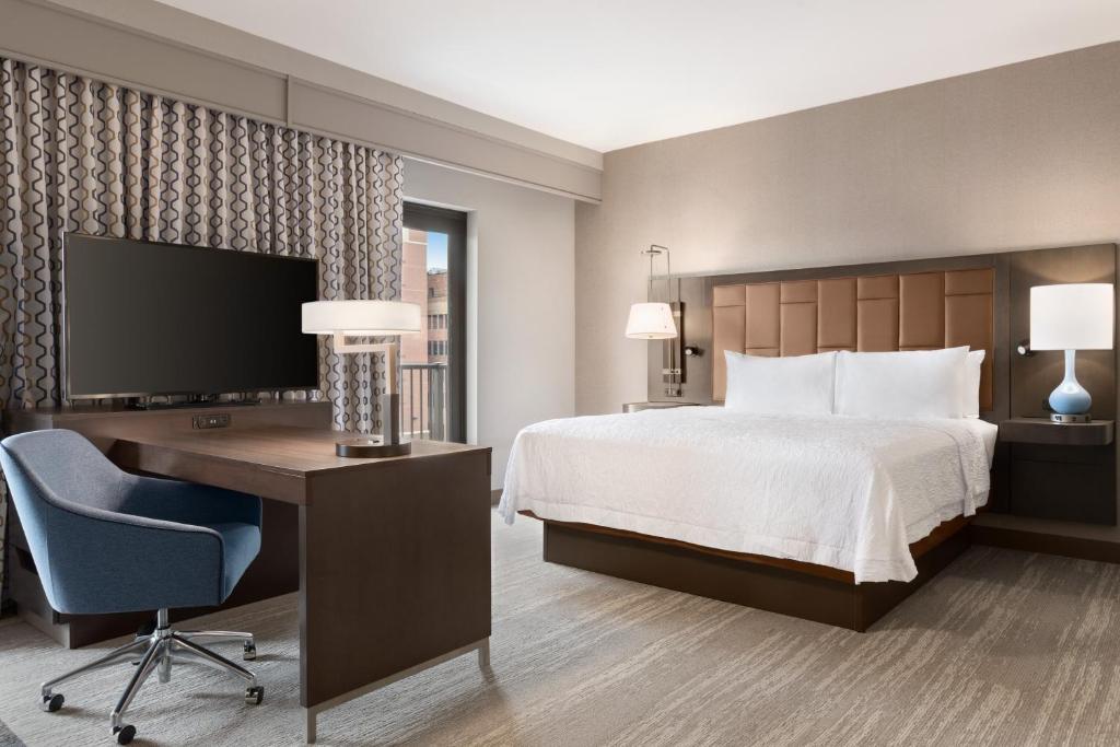 Hampton Inn Suites Kansas City Downtown Crossroads - Suite King Studio Con Balcón