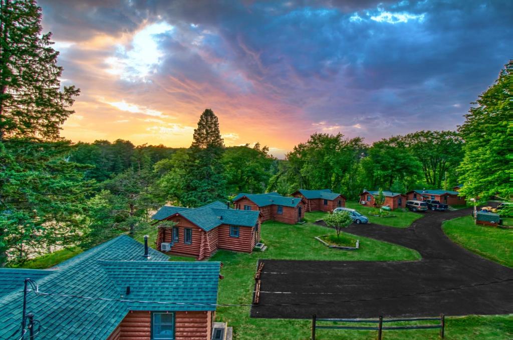 een uitzicht op een groep cottages bij Edgewater Resort in Iron Mountain