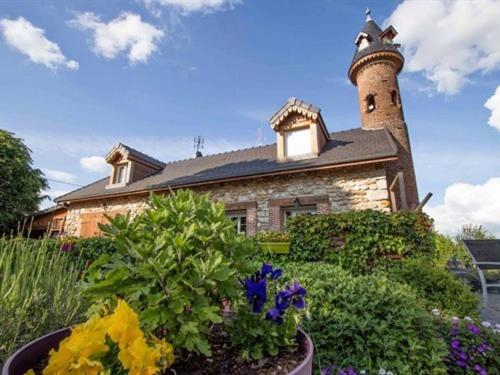 une maison avec un phare en haut dans l'établissement Le Chalet Champenois, à Bethon