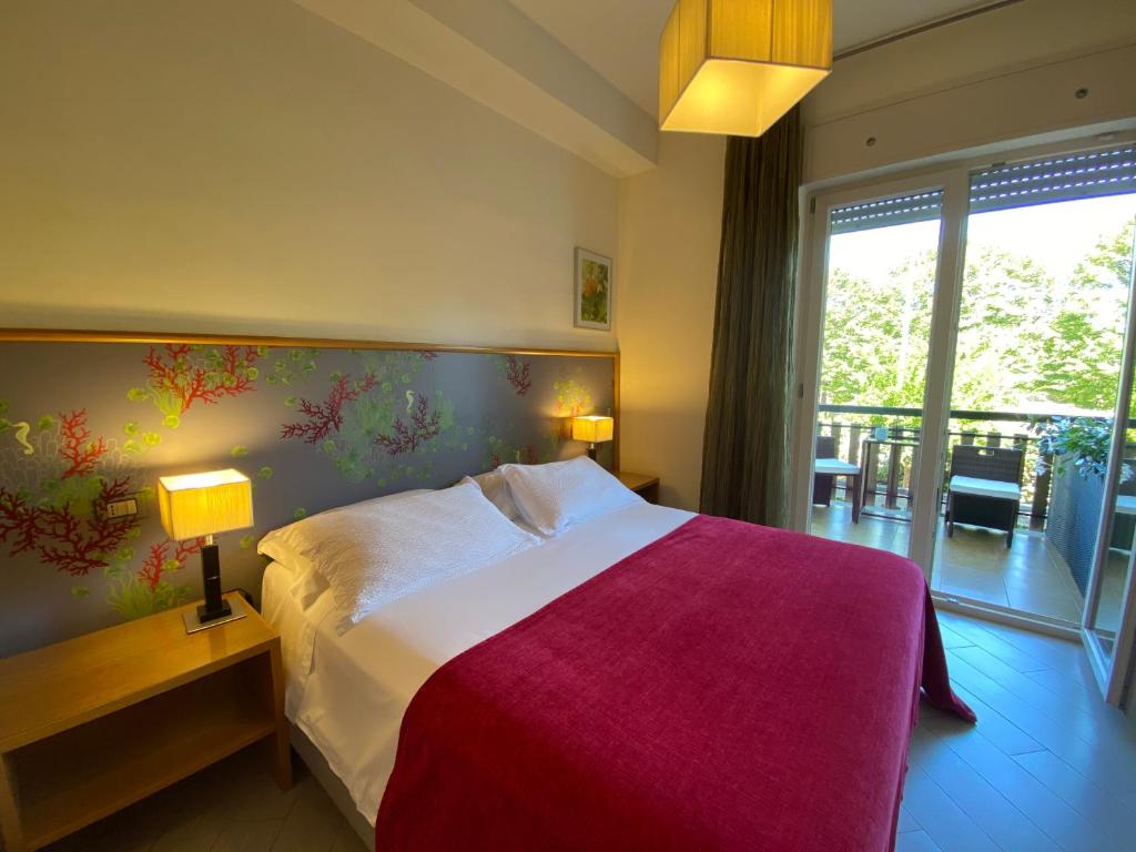 魯沃迪普利亞的住宿－Casa Dolce Casa Ruvo，一间卧室配有一张带红色毯子的大床