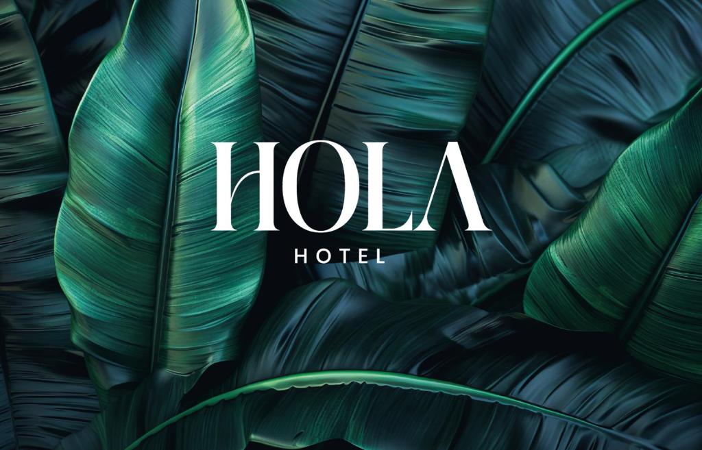 une affiche pour l'hôtel hola avec des feuilles vertes dans l'établissement Hotel HOLA, à Stuttgart