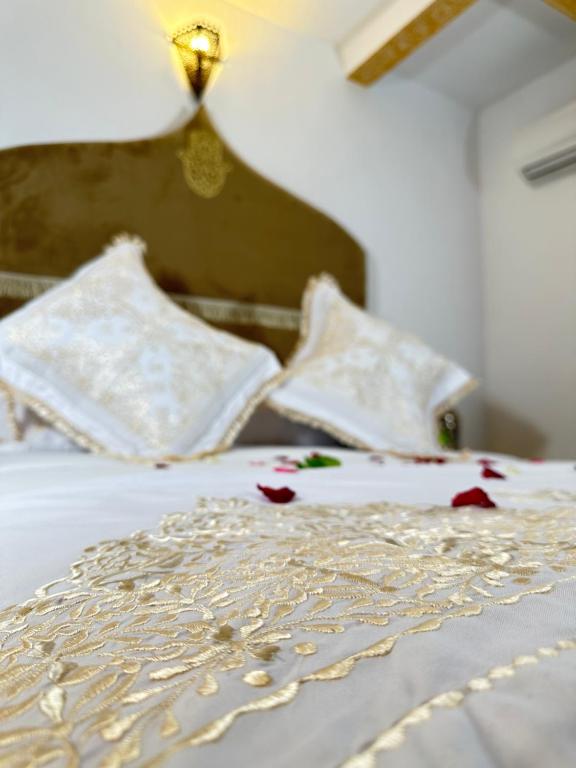 Postel nebo postele na pokoji v ubytování Dar Khmissa Fes