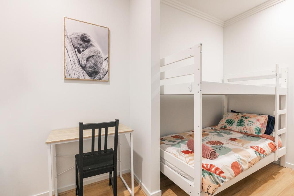 Ένα ή περισσότερα κρεβάτια σε δωμάτιο στο Modern Share house, Tranquil small room, 4km to beach