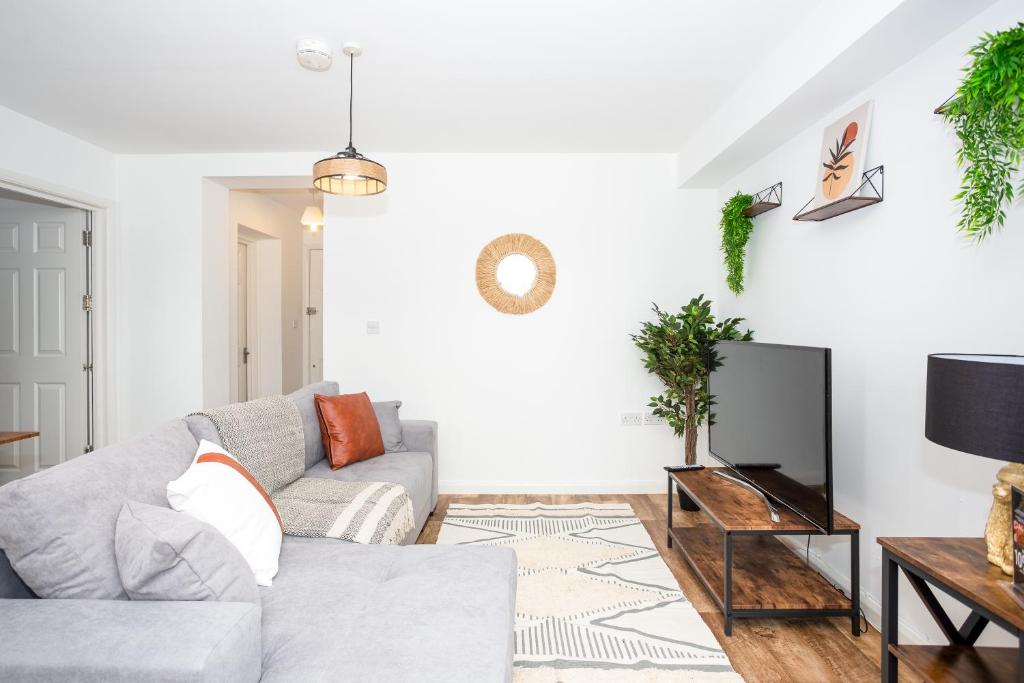 a living room with a couch and a tv at Southend Serenity 2-Bedroom Flat - Southend Stays in Southend-on-Sea