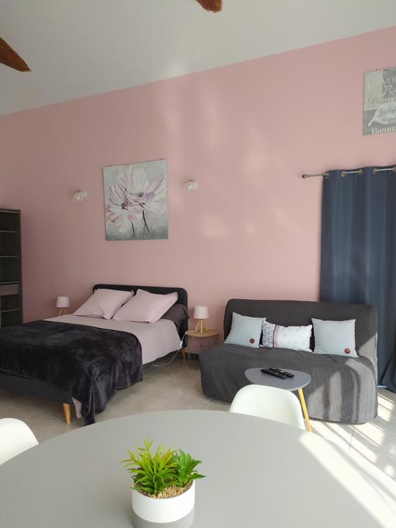 sala de estar con 2 camas y sofá en Domaine Moulin D' Elemiah, en Gémozac