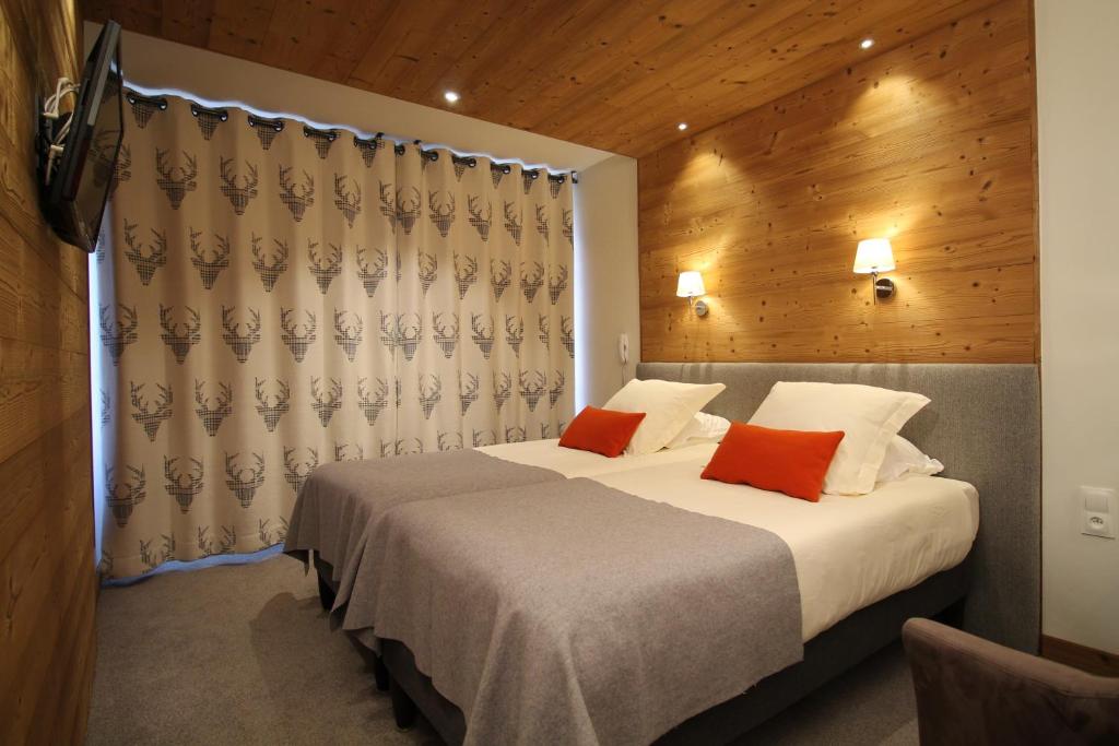 Postel nebo postele na pokoji v ubytování Hôtel du Crêt Rond