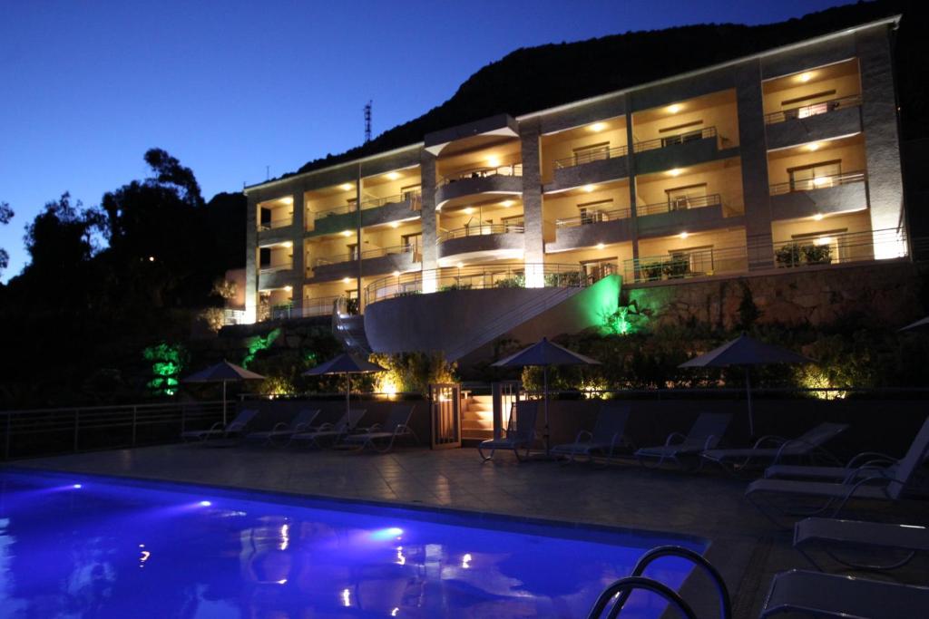 een hotel met een zwembad in de nacht bij Hôtel et Résidence Costa Rossa in Porto Ota