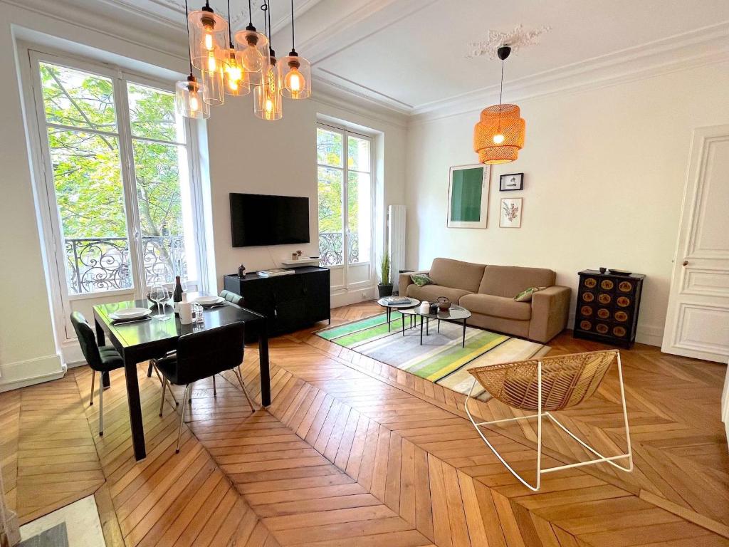 un salon avec une table et un canapé dans l'établissement L'appartement Michel-Ange, à Paris