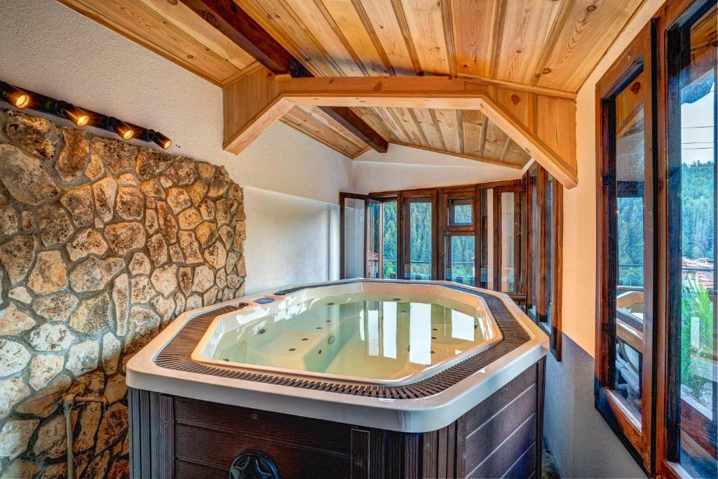 Fotografie z fotogalerie ubytování The Pine Living - Guesthouse with Coworking space & Spa v destinaci Lyevochevo