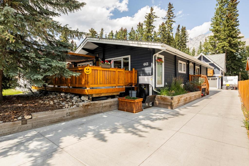 ein Haus mit einem großen Holzhaus in der Unterkunft Cougar Street Mountain Rental in Banff