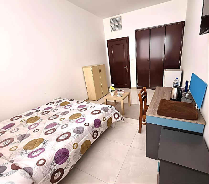 um quarto com uma cama e uma mesa em Corniche AD - Extremely Unique Room em Abu Dhabi