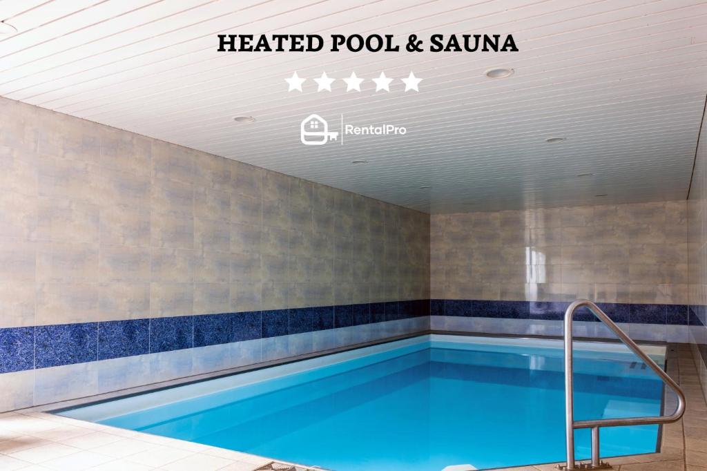 Bazén v ubytování [charming chalet, pool & sauna] in Salouf nebo v jeho okolí