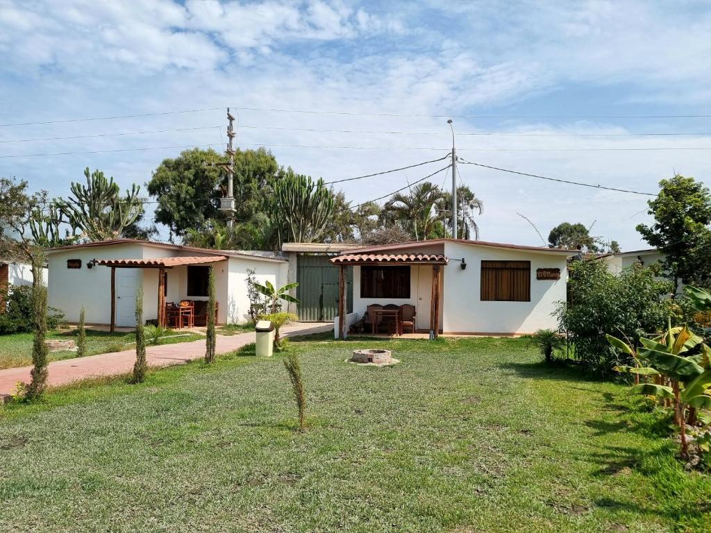 een klein wit huis met een tuin bij URMA 2 in Barranca