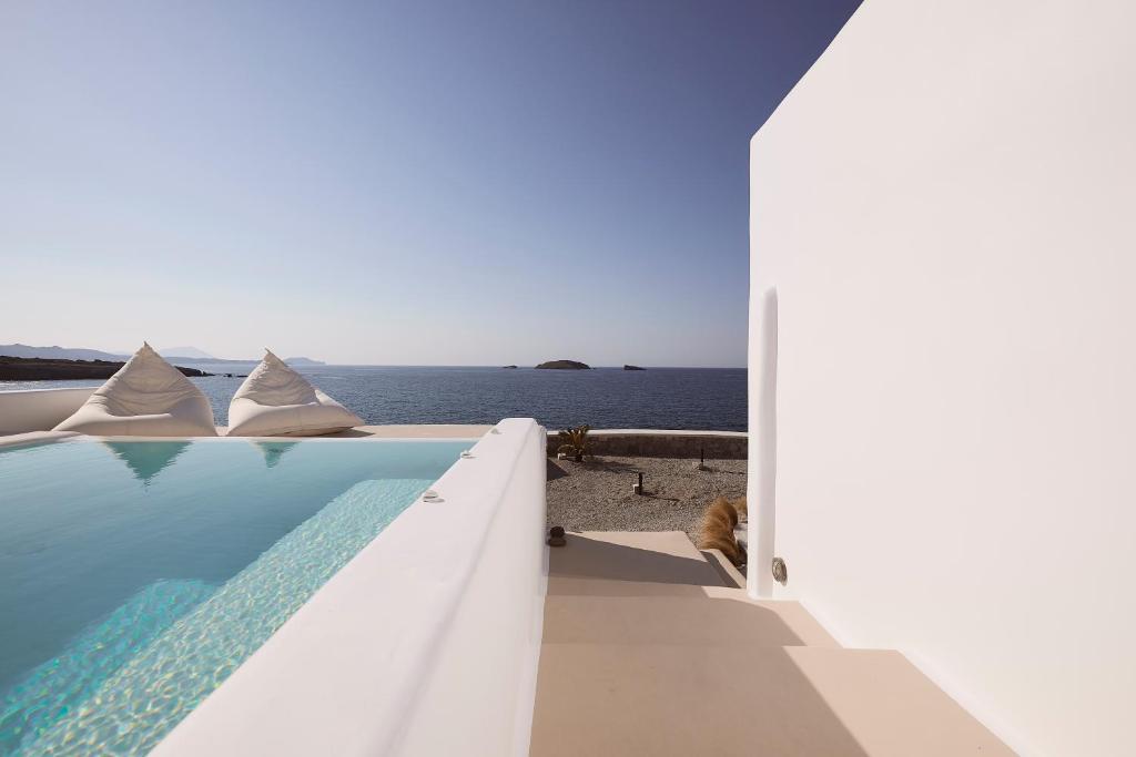 Bazén v ubytování Infinity Villa milos nebo v jeho okolí