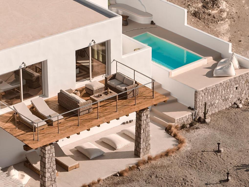 una vista aérea de una casa con terraza y piscina en Infinity Villa milos, en Pachaina