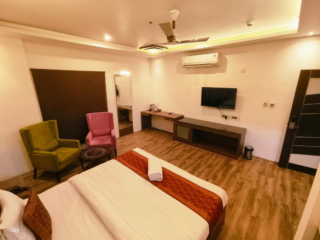TV a/nebo společenská místnost v ubytování THE TRIUMPH HOTEL