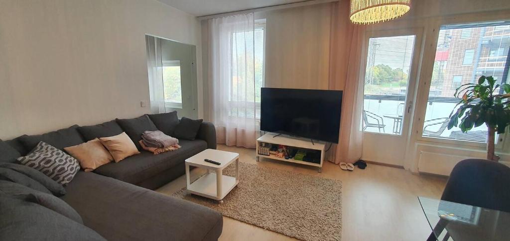 Posezení v ubytování Cosy apartment in Tampere suburb