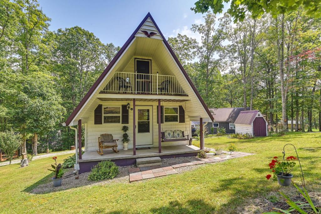 Κήπος έξω από το Dog-Friendly Home Rental about 5 Mi to Cave Run Lake!