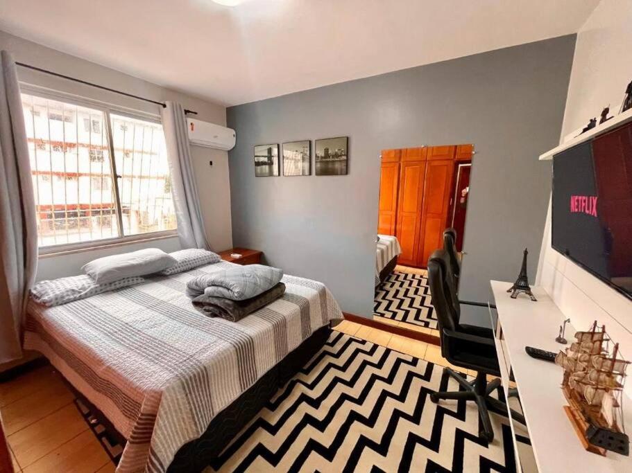 sypialnia z łóżkiem, biurkiem i telewizorem w obiekcie Apartamento completo 2 quartos w mieście Macapá