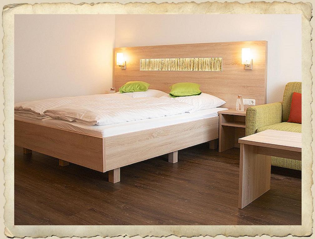 Postel nebo postele na pokoji v ubytování Gasthaus Schwarzer Adler