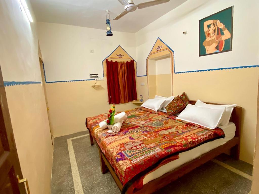 1 dormitorio con 1 cama grande en una habitación en Hotel Sandstone Villa,, en Jaisalmer