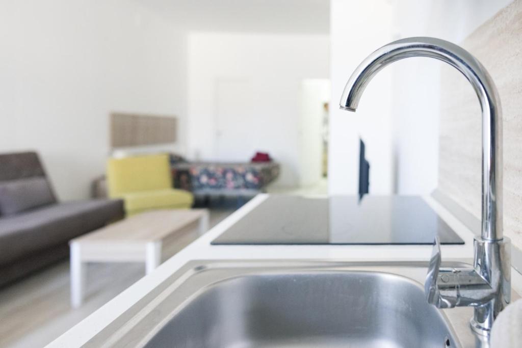 kuchnia ze zlewem i salon w obiekcie Apartamento VELARDE CENTER one w Maladze