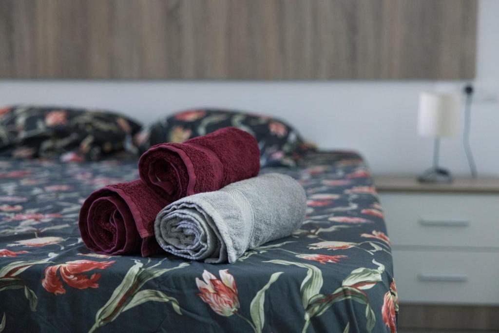 Łóżko lub łóżka w pokoju w obiekcie Apartamento VELARDE CENTER one