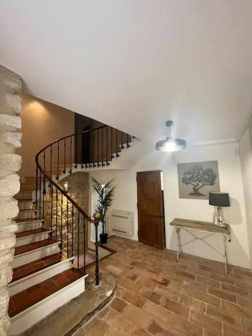 - un salon avec un escalier et un escalier dans l'établissement Maison de village, à Pernes-les-Fontaines