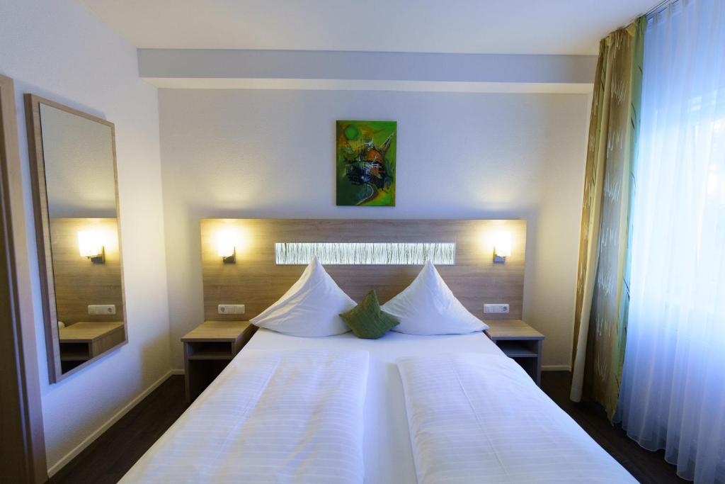 Postel nebo postele na pokoji v ubytování Gasthaus Schwarzer Adler
