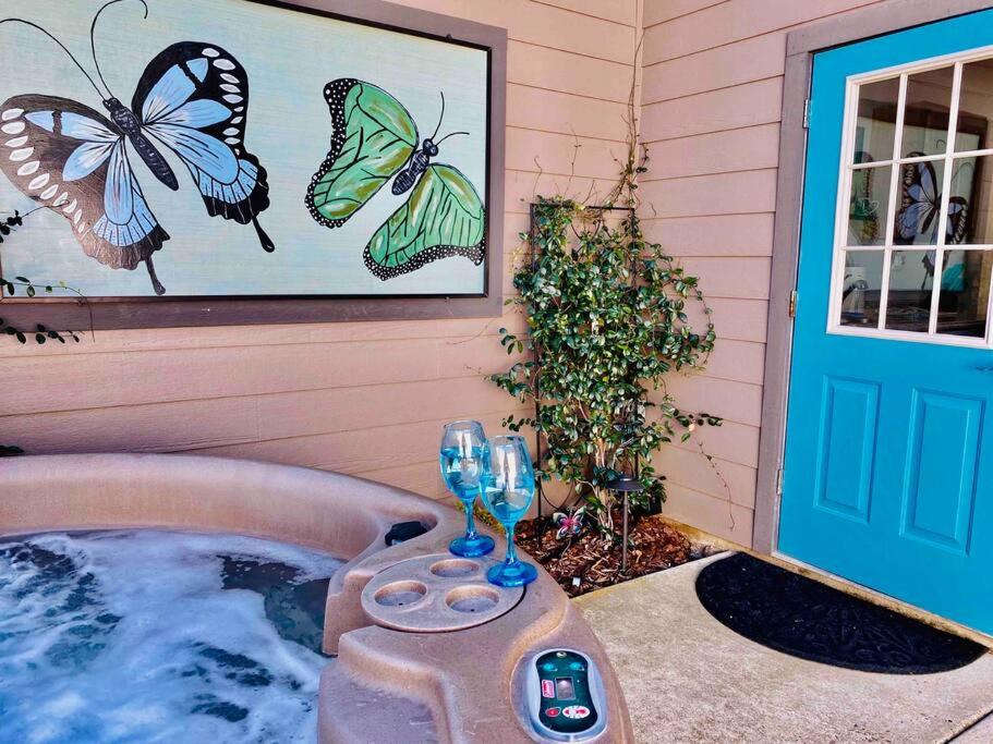 uma casa com uma banheira de hidromassagem com borboletas na parede em Butterfly Suite Hot Tub BBQ Private em Ahwahnee