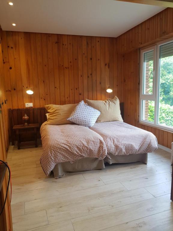 Postel nebo postele na pokoji v ubytování Casa Lekutxoa con amplio jardín cerca de San Sebastián