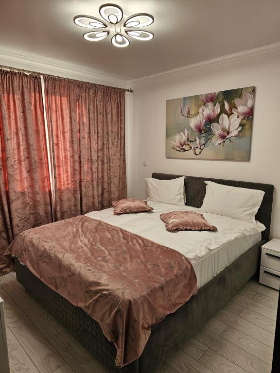 - une chambre avec un lit et un ventilateur de plafond dans l'établissement APARTAMENT 9 RO&MARIO Barlad, à Bîrlad