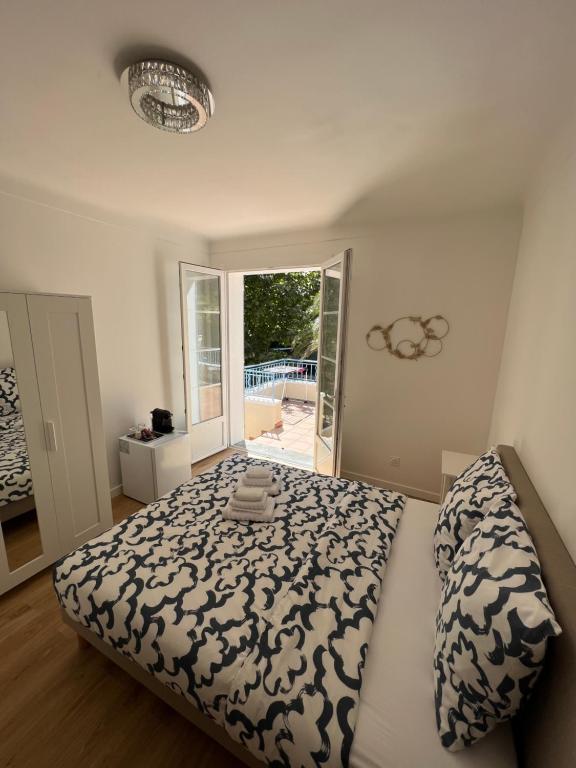 1 dormitorio con 1 cama y puerta corredera de cristal en Chambre de charme n3, en Grimaud