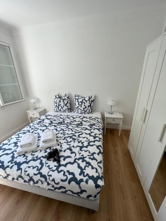 Schlafzimmer mit einem Bett mit einer blauen und weißen Bettdecke in der Unterkunft Chambre de charme n5 in Grimaud