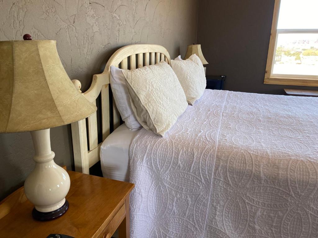 Postel nebo postele na pokoji v ubytování SkyRidge Inn