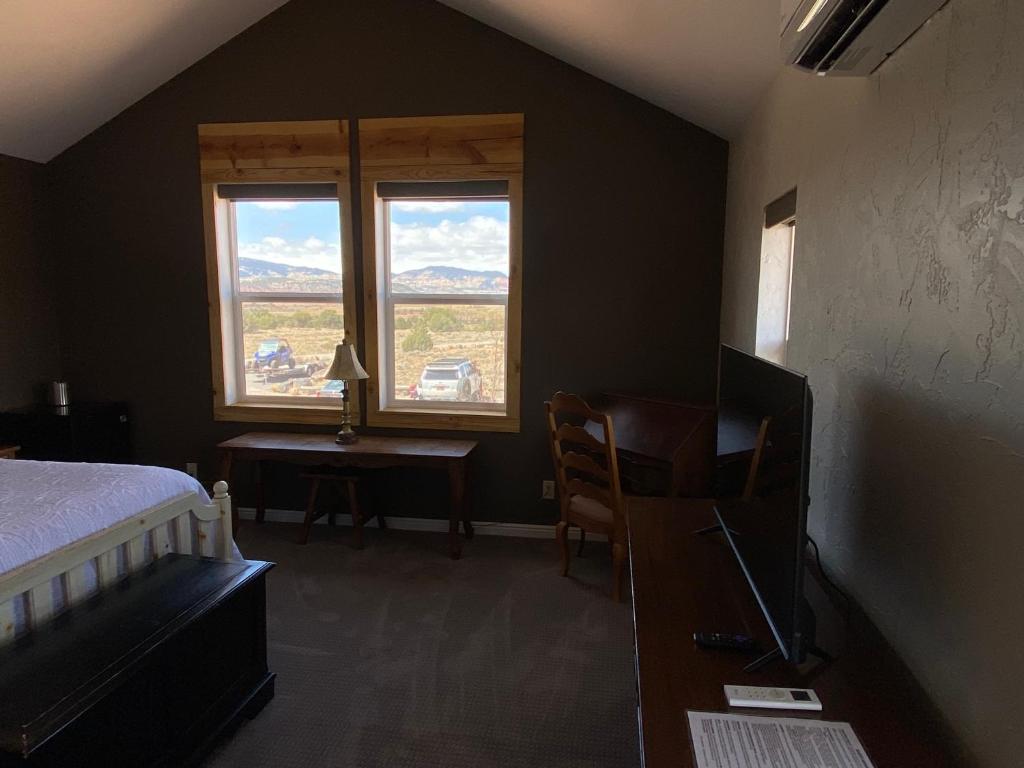 Postel nebo postele na pokoji v ubytování SkyRidge Inn