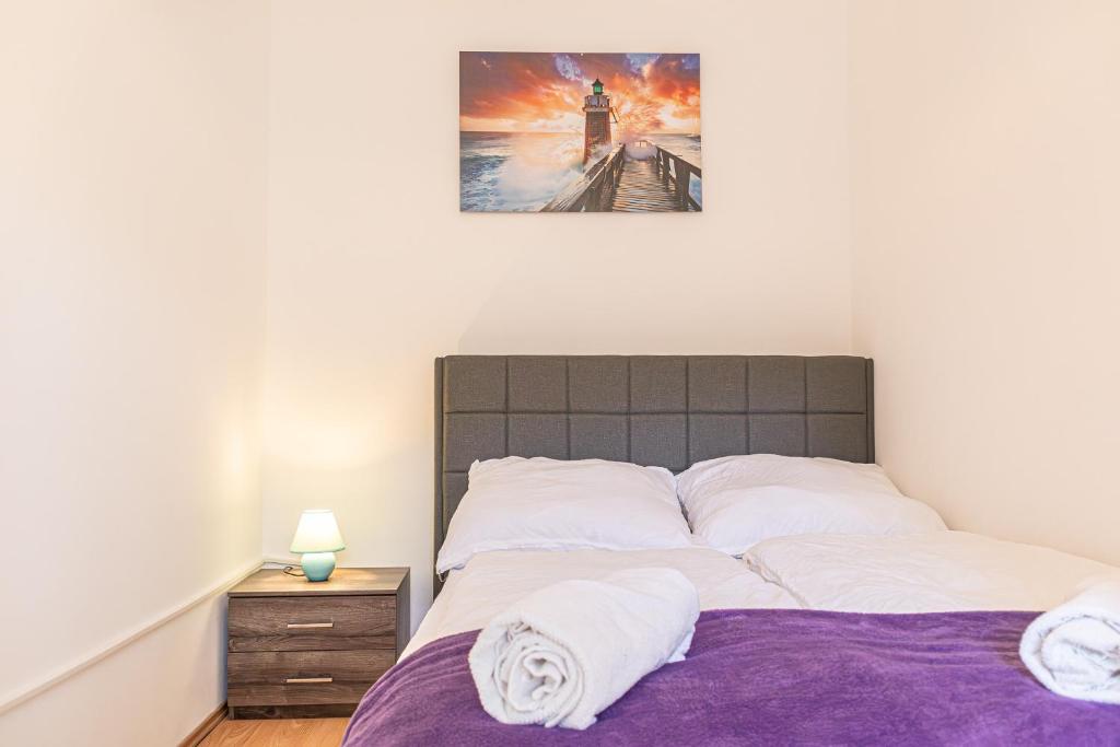 - une chambre avec un lit et une photo sur le mur dans l'établissement Spacious 2BR Apt Great Location - Near Schönbrunn, à Vienne