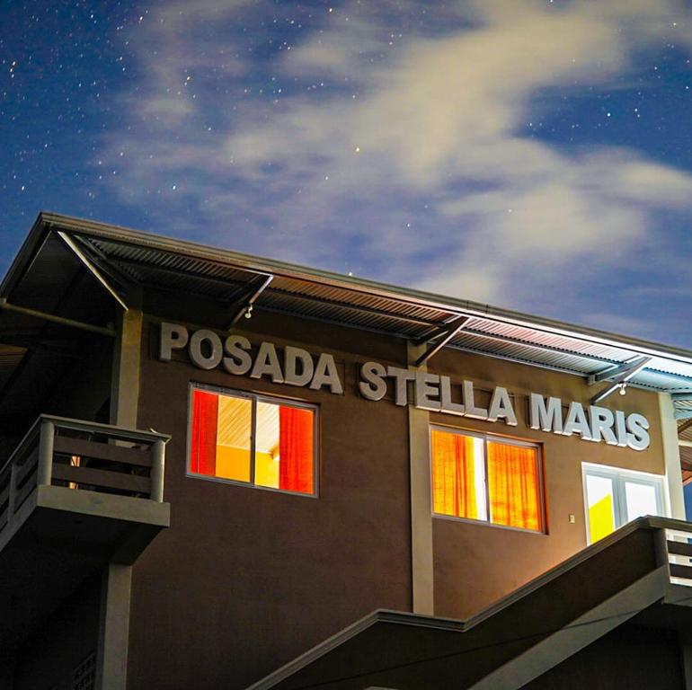 Ein Gebäude mit den Worten pocada stella märkte darauf in der Unterkunft Hotel Posada Stella Maris in Puerto Barrios