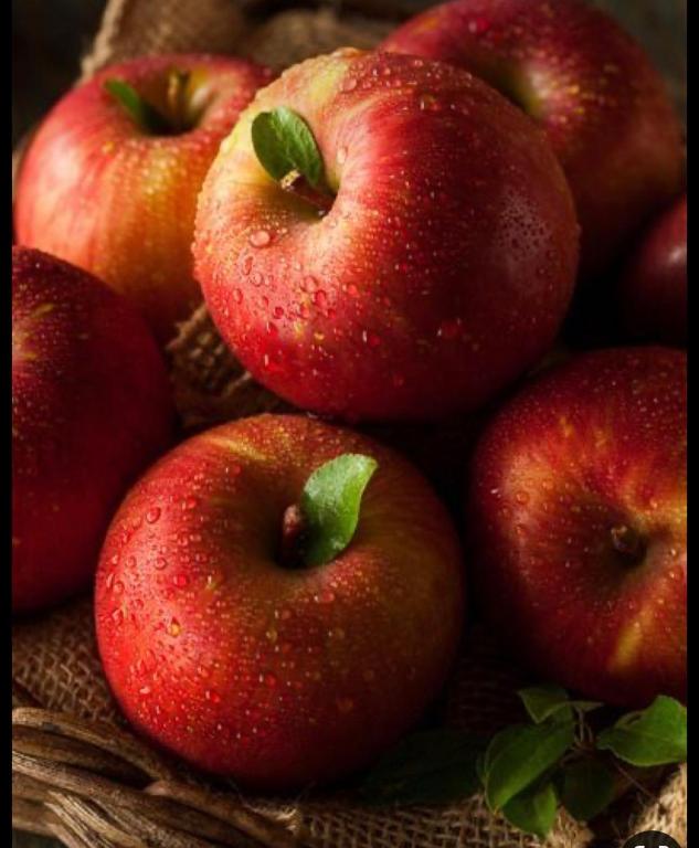 a bunch of red apples sitting on a table at Manzanas in Camarma de Esteruelas