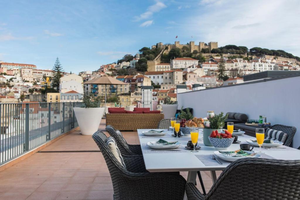 - une table sur un balcon avec vue sur la ville dans l'établissement LovelyStay - Breathtaking Panorama - Luxurious Penthouse!, à Lisbonne