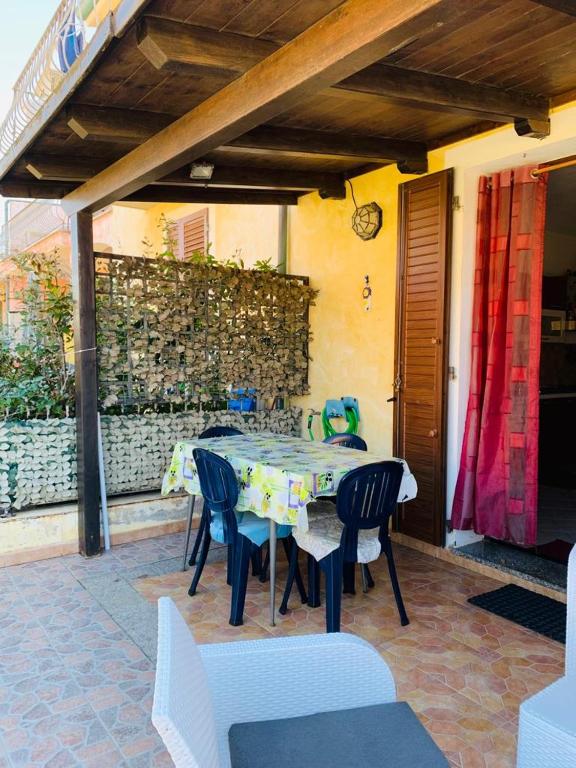 Patio lub wspólna przestrzeń na świeżym powietrzu w obiekcie Valledoria Residenza Sole e Mare