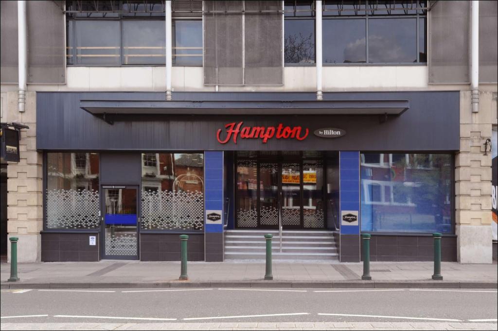 een winkel voor een gebouw in een stadsstraat bij Hampton by Hilton Birmingham Broad Street in Birmingham