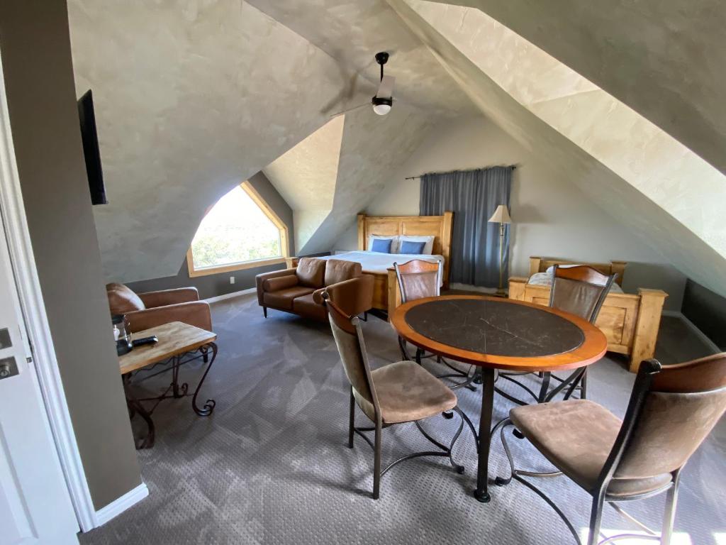 Posezení v ubytování SkyRidge Inn