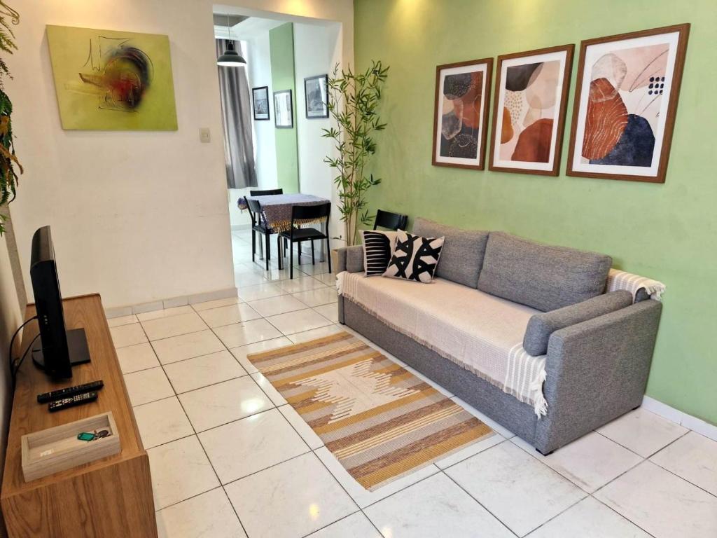 sala de estar con sofá y mesa en Nice 2 bedrooms Copacabana, en Río de Janeiro