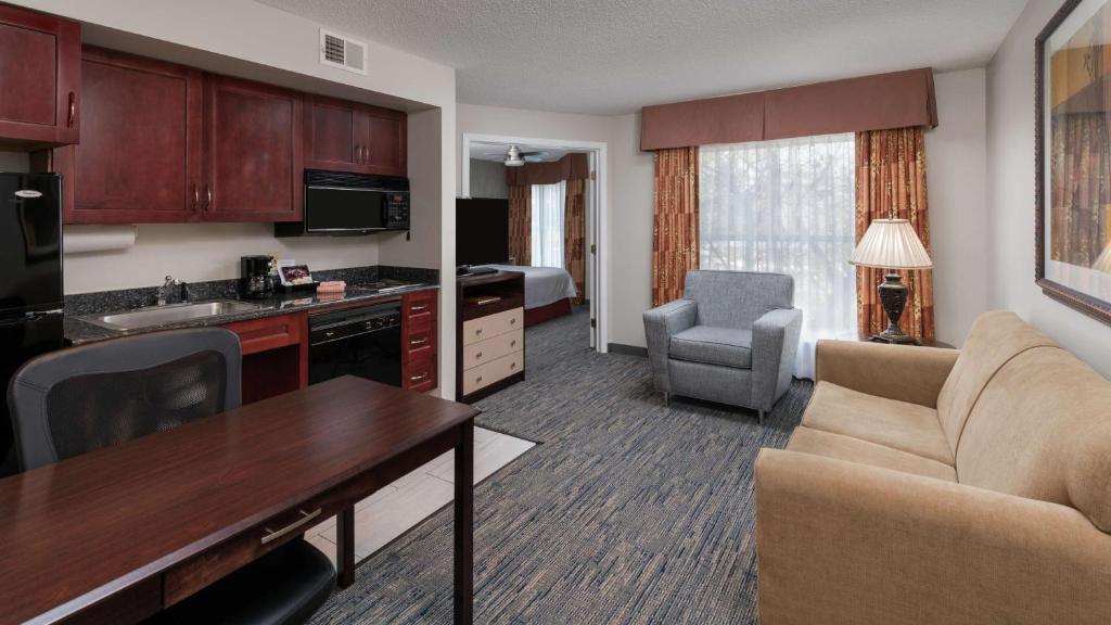 Homewood Suites by Hilton Chicago - Schaumburg - 一居室国王套房配沙发床