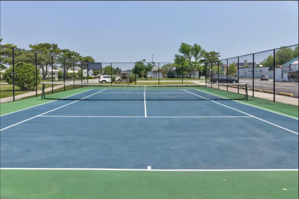 einen Tennisplatz mit einem Netz darauf in der Unterkunft Montego Bay - Atlantic 13300 in Ocean City